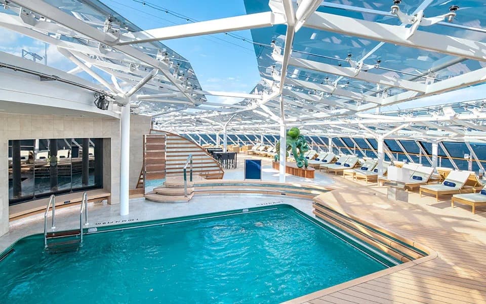 yacht-club-pool