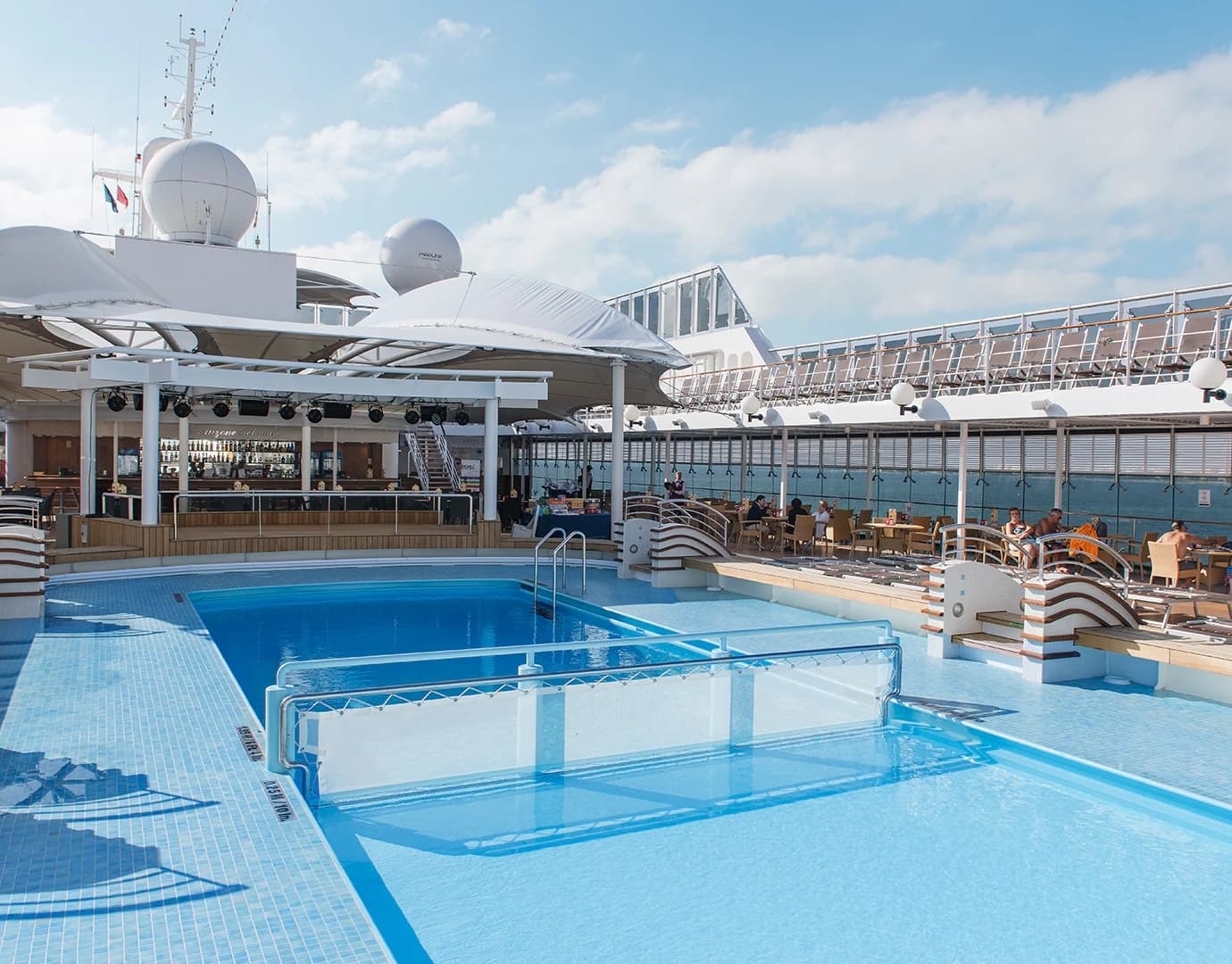 lx_entertainment_pool_area_01